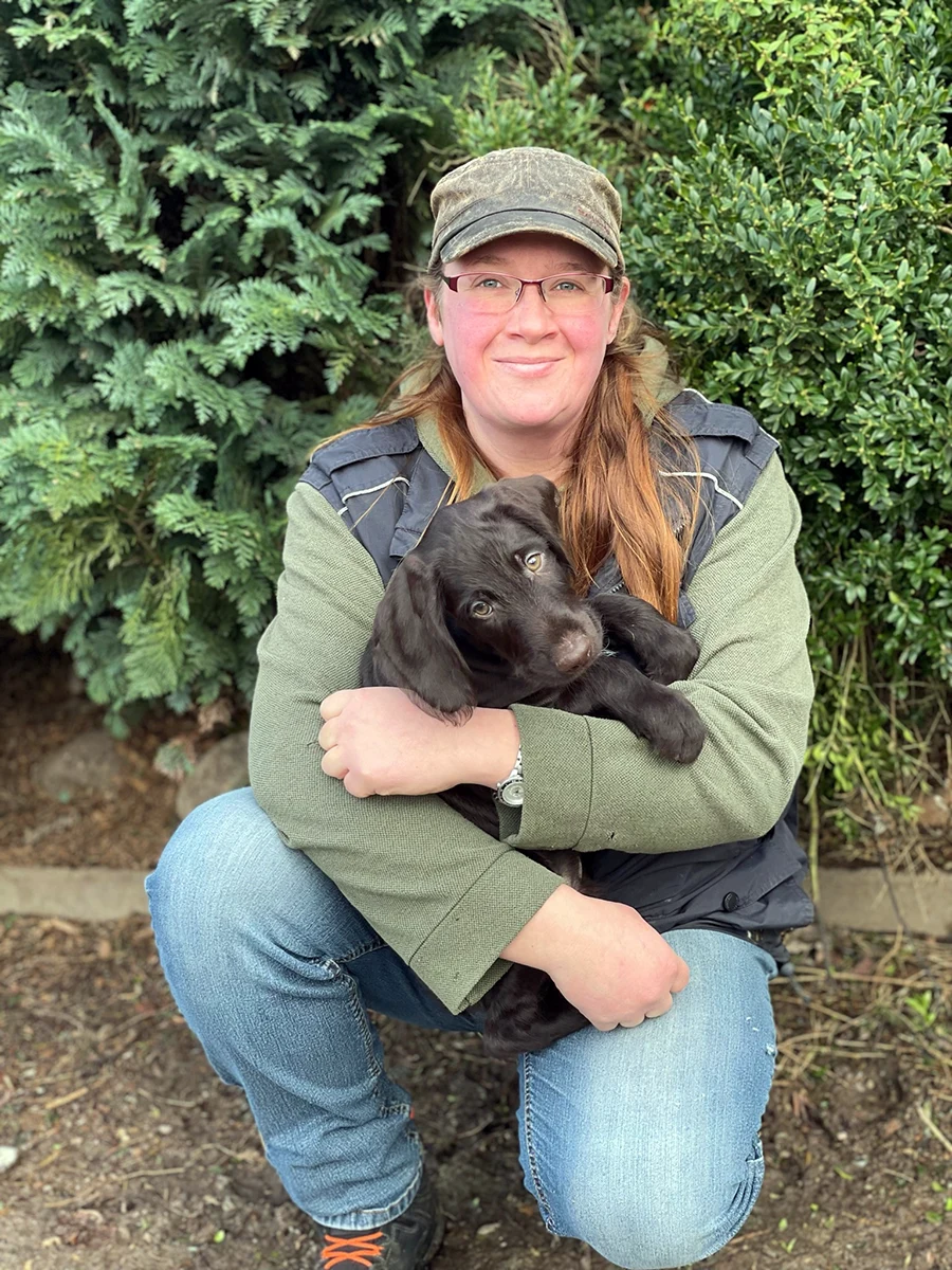 Silvia mit Welpen auf dem Arm in der Hundeschule Oersdorf